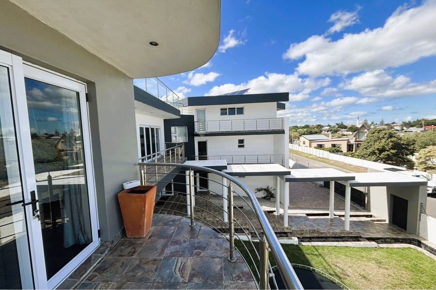 6 Bedroom Property for Sale in Perlemoenbaai Western Cape